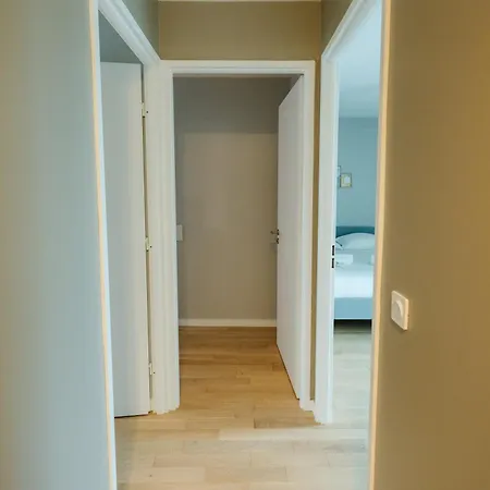 Confort Absolu à ,superbe Rénové 7 Avec Salles De Bain Privatives *