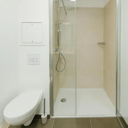 Confort Absolu à ,superbe Rénové 7 Avec Salles De Bain Privatives *