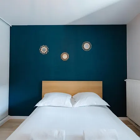 Confort Absolu à ,superbe Rénové 7 Avec Salles De Bain Privatives *