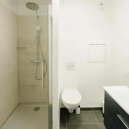 Confort Absolu à ,superbe Rénové 7 Avec Salles De Bain Privatives *